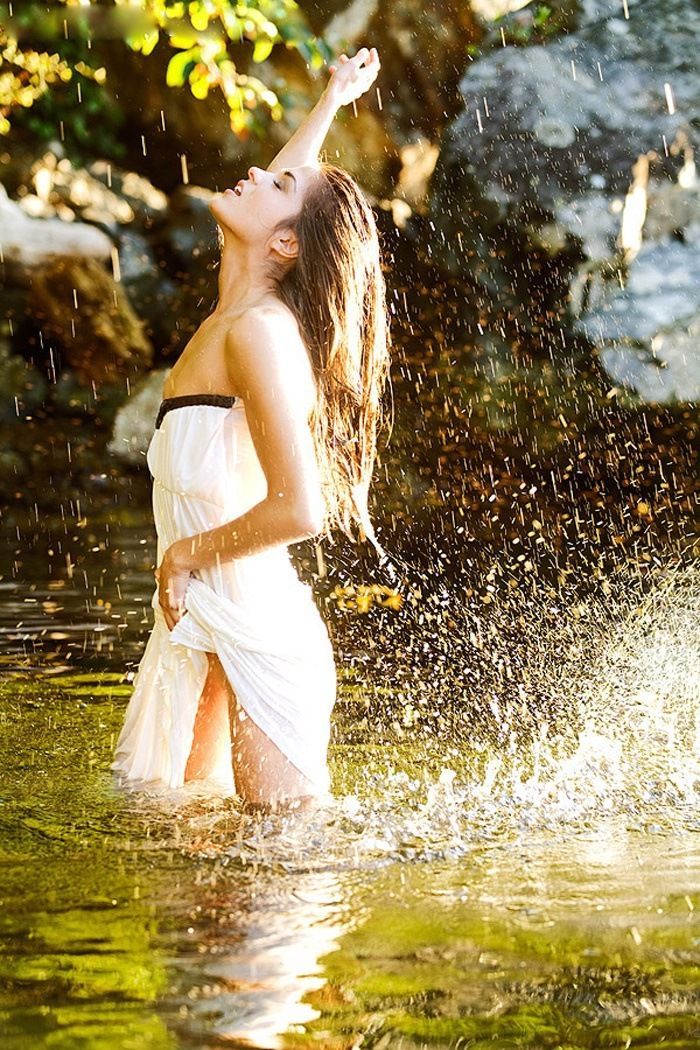 Marie Avgeropoulos in Moreno