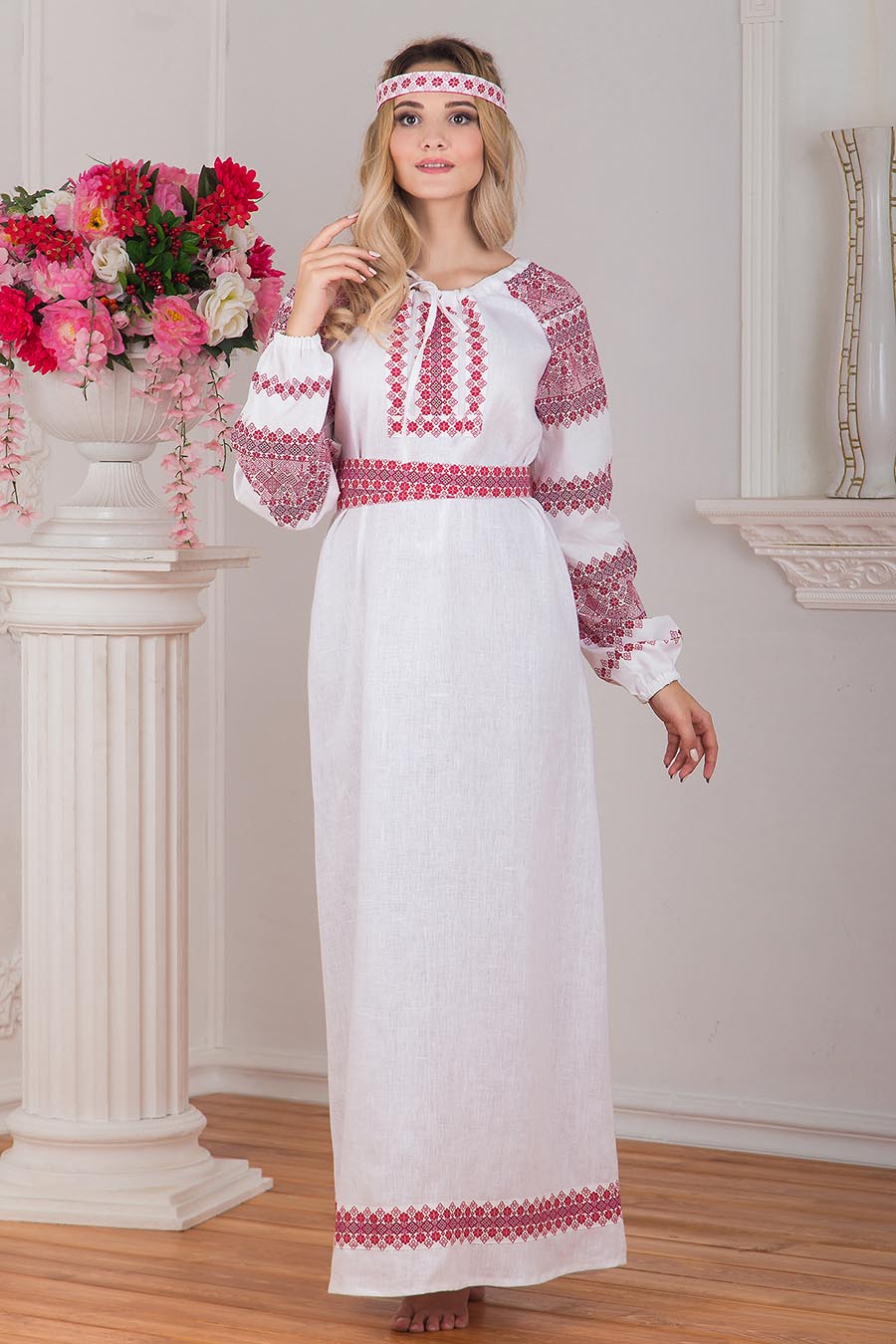 Women in Slavic costumes in Moreno