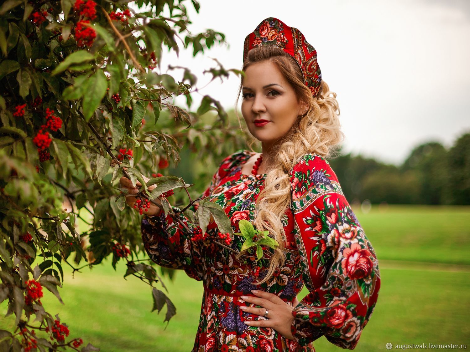 Women in Slavic costumes in Moreno