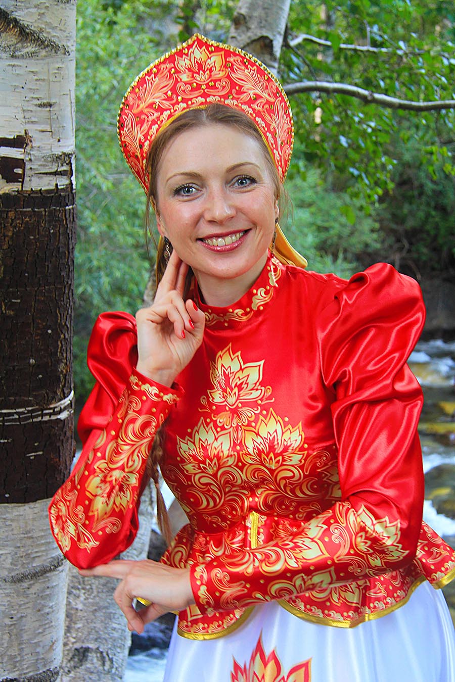 Women in Slavic costumes in Moreno