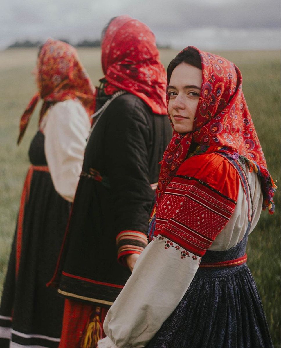Women in Slavic costumes in Moreno