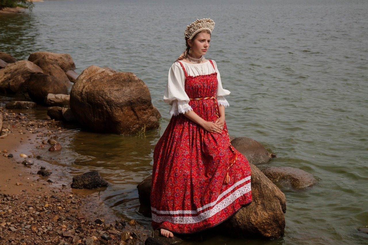 Women in Slavic costumes in Moreno