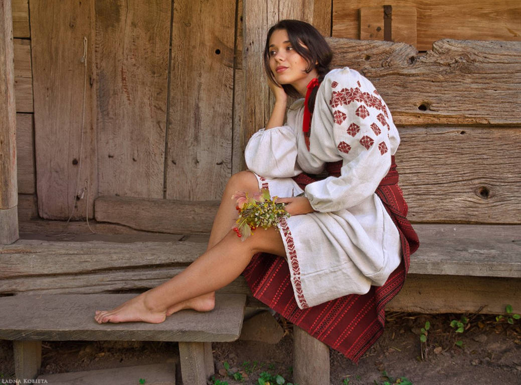 Women in Slavic costumes in Moreno