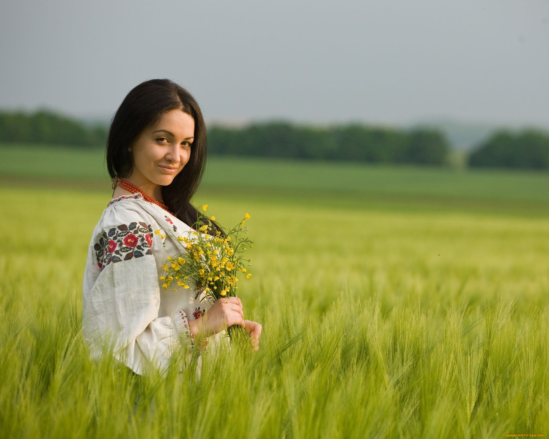Women in Slavic costumes in Moreno