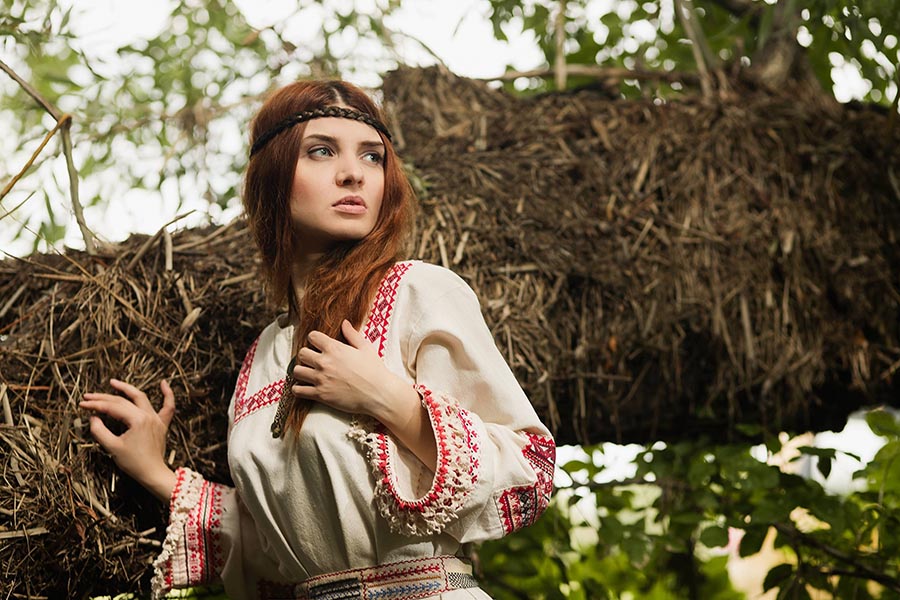 Women in Slavic costumes in Moreno