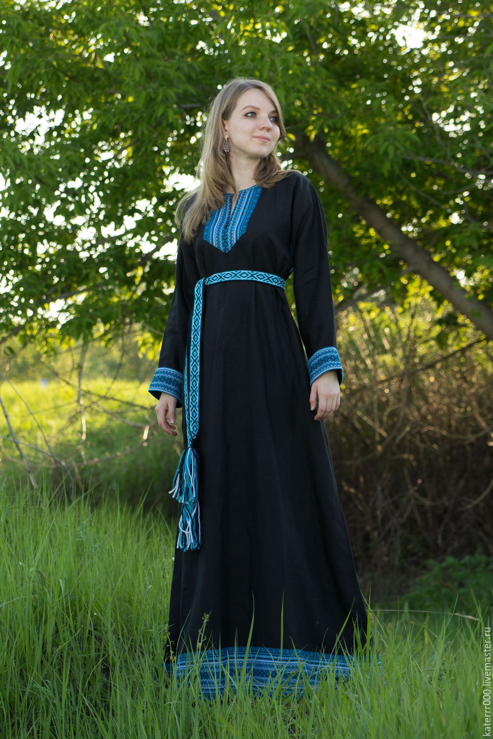 Women in Slavic costumes in Moreno