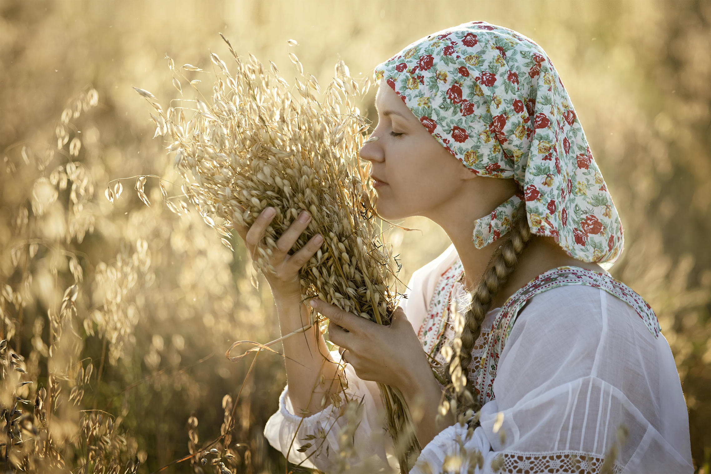 Photo Women in Slavic costumes in Moreno